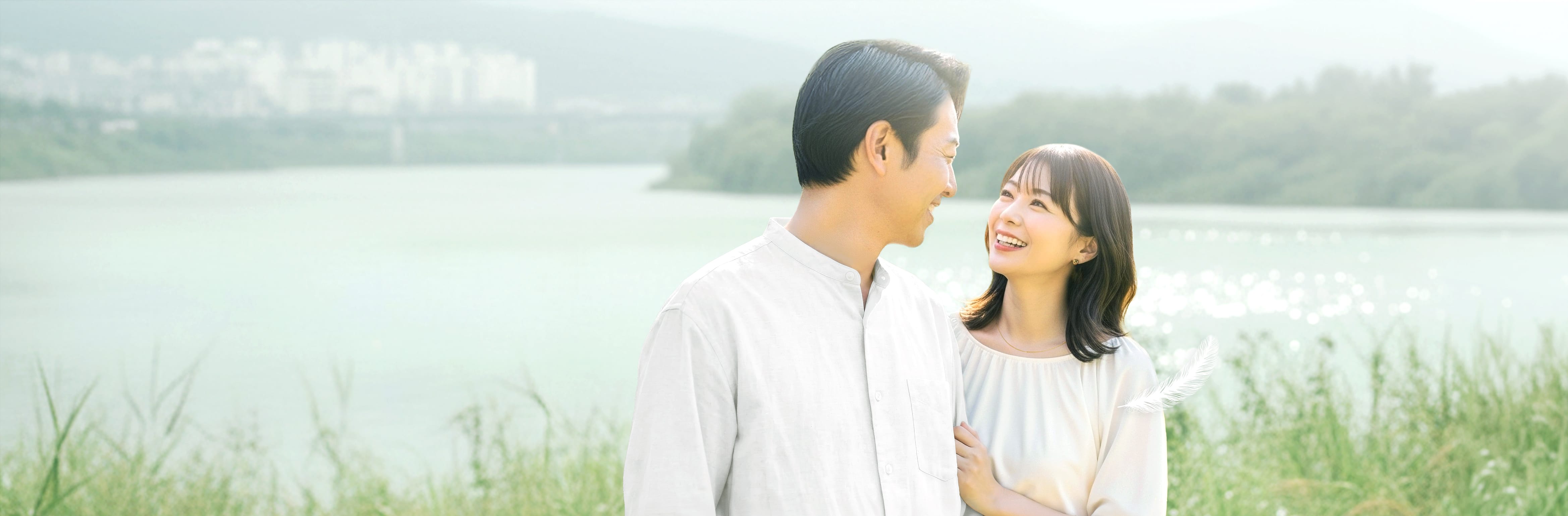 湖畔で寄り添う男女