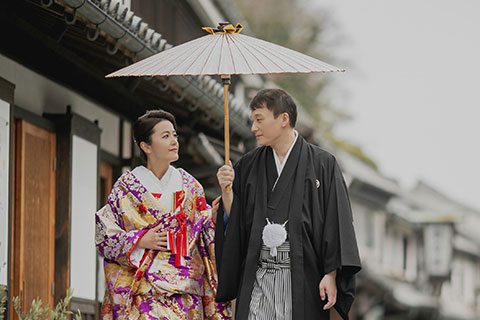 笑い合うカップル